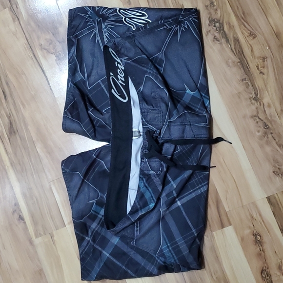 O'Niell men's tropical boardshorts - Picture 9 of 10